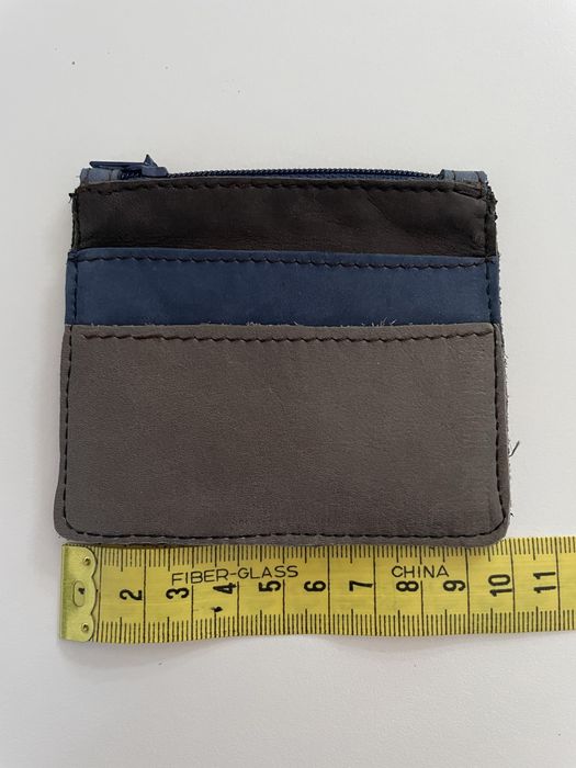 Porta cartões em pele com compartimento para notas e moedas.
