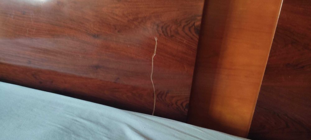 Conjunto de 2 mesas de cabeceira, cama (inclui o estrado) em cerejeira