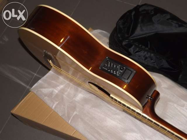 Guitarra baixo eletroacústico de cor preta ou castanha