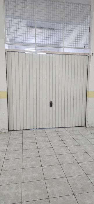 Garagem disponível para arrendar.