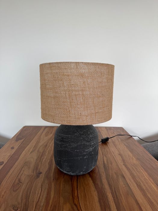 Candeeiro de cerâmica negra e abajur em juta. (2 disponíveis)