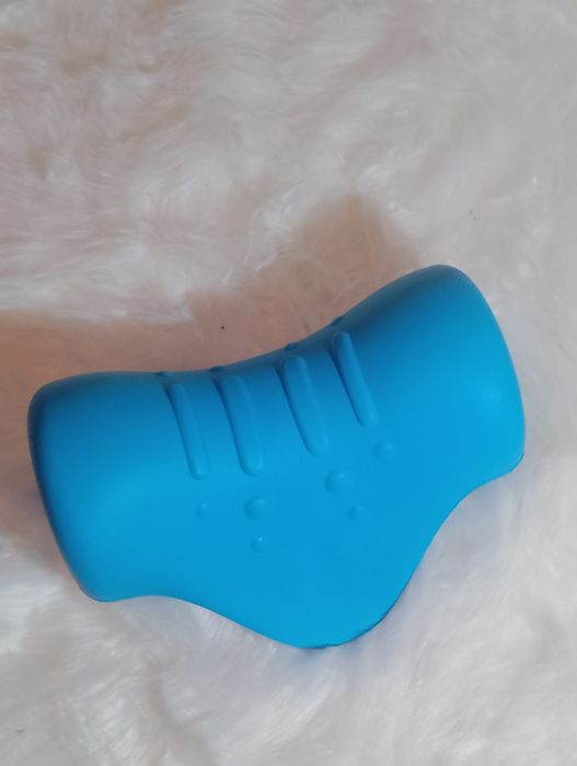 Poduszka ortopedyczna łagodząca ból szyi trakcja szyjna