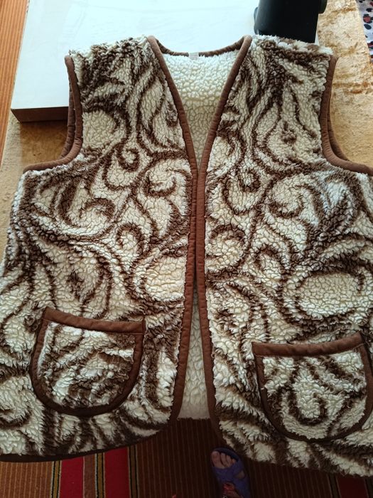 Желетка жіноча,тепла,великого розміру,з Карпат.