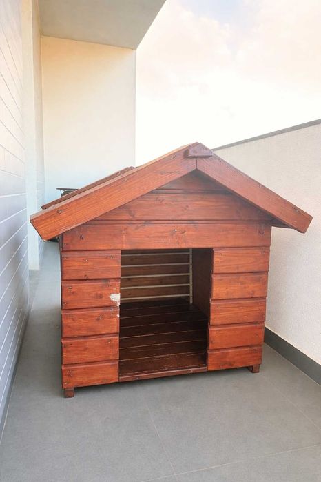 Casota de madeira para cão – bom estado