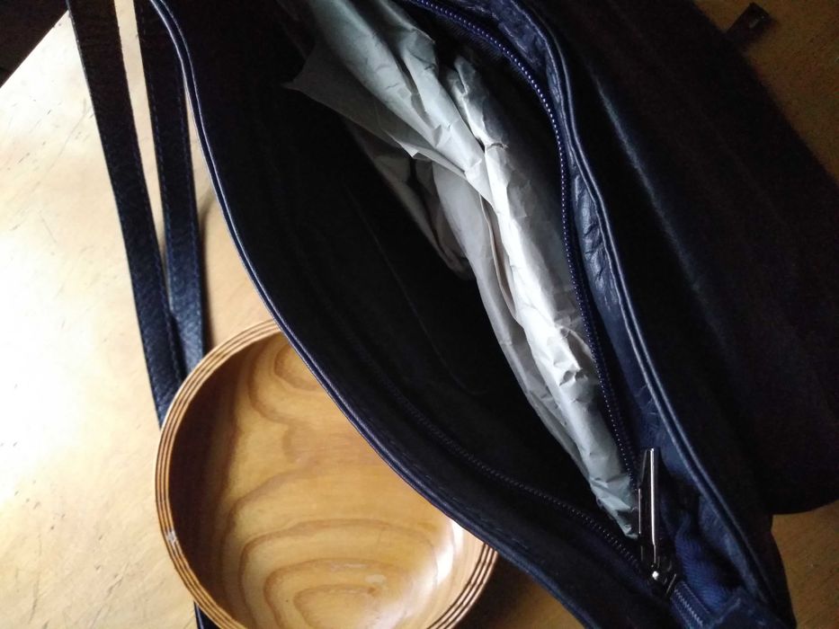 Śliczna, modna granatowa torba, firmy Toscanio. Na paseczku.