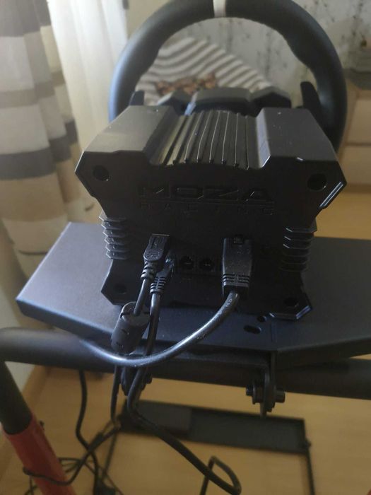 Volante MOZA R5 + Next Level Racing Wheel Stand Lite 2.0