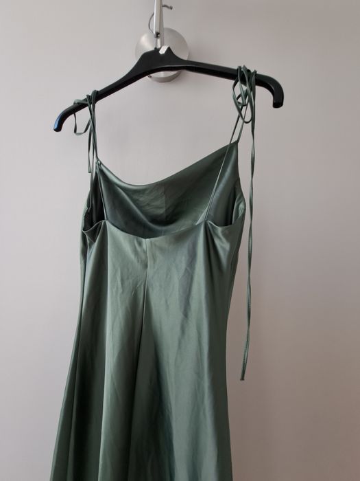 Vestido de cetim verde super lindo xs