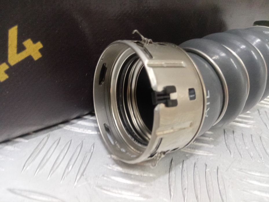 Патрубок інтеркулера BMW X5 G05 13718599391 Патрубок интеркулера шланг