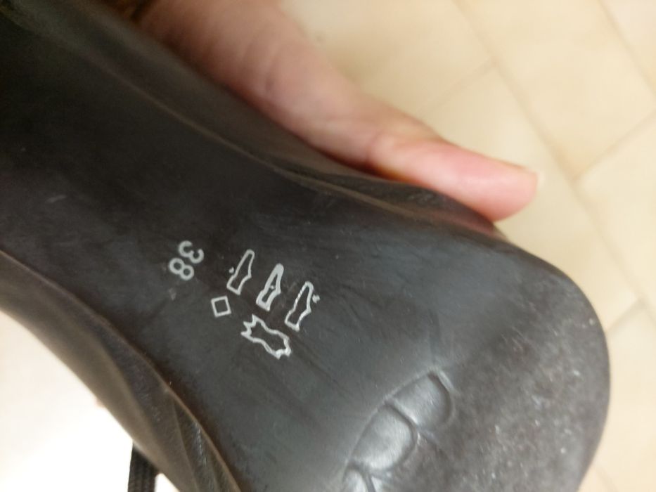Botins castanhos em pele