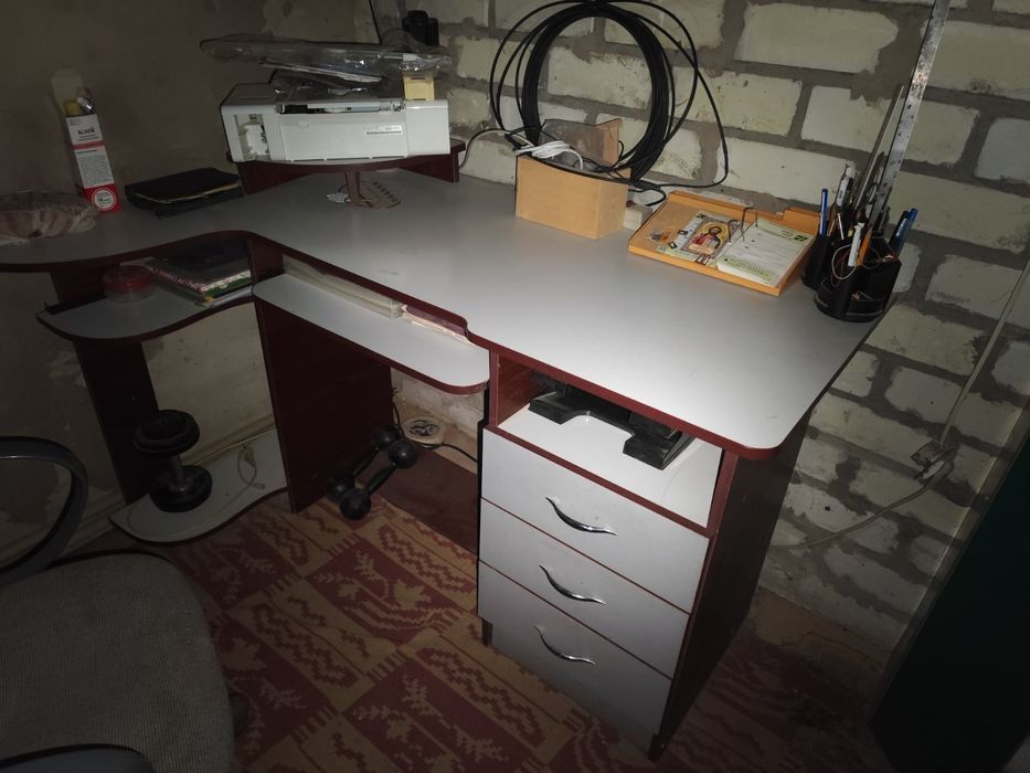 Угловой письменный, компьютерный стол.