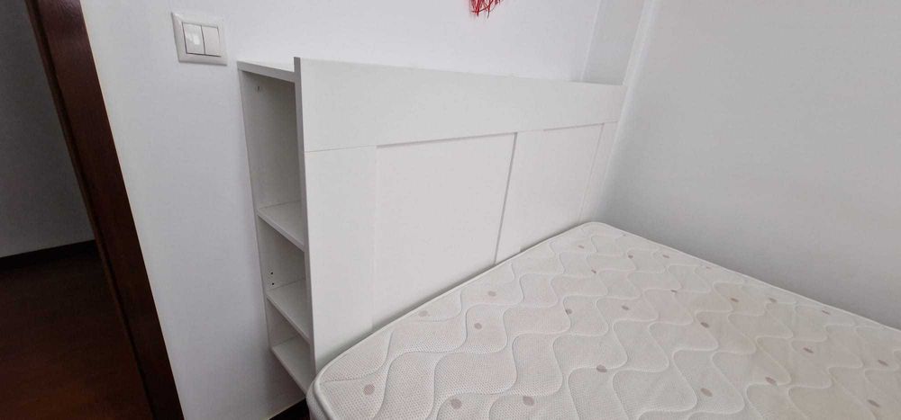 Cabeceira de cama em madeira com arrumação