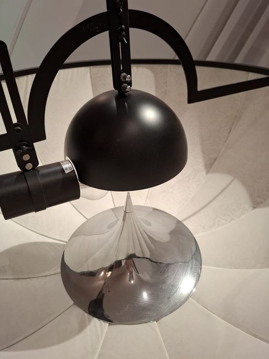 Designerska lampa na trójnogu