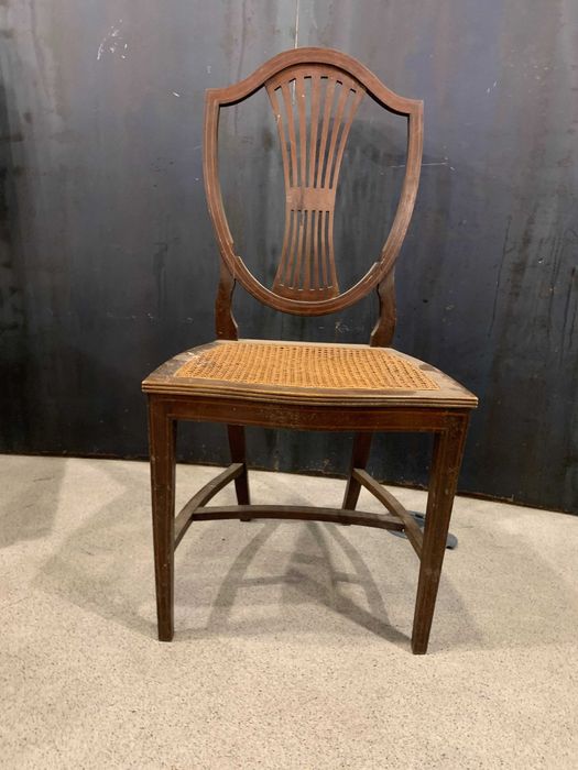 Cadeira antiga vintage em Madeira e palha