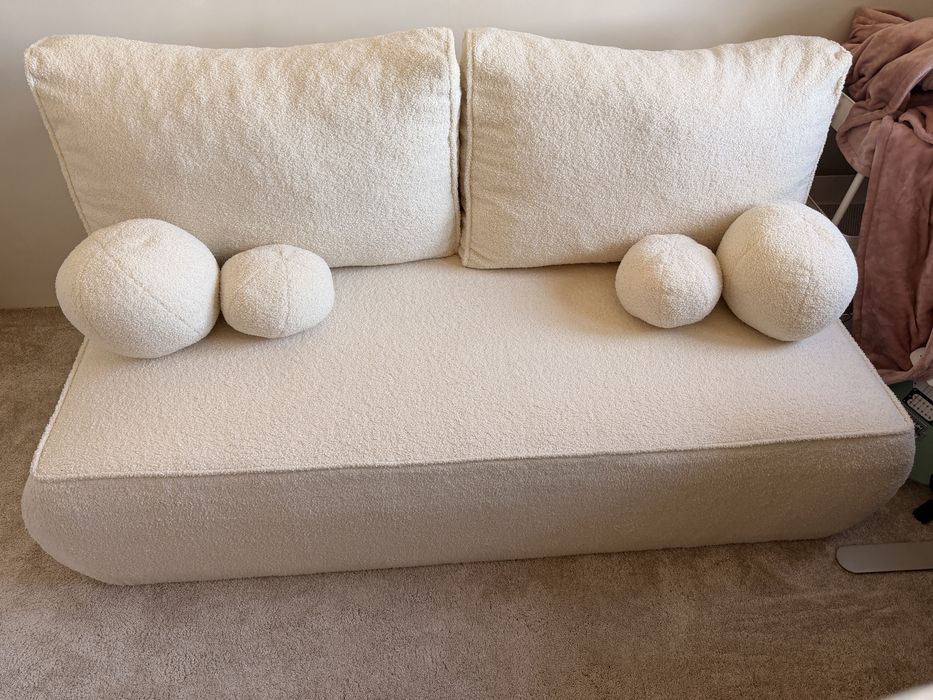 Sofa w IDEALNYM stanie BOUCLE z funkcja spania