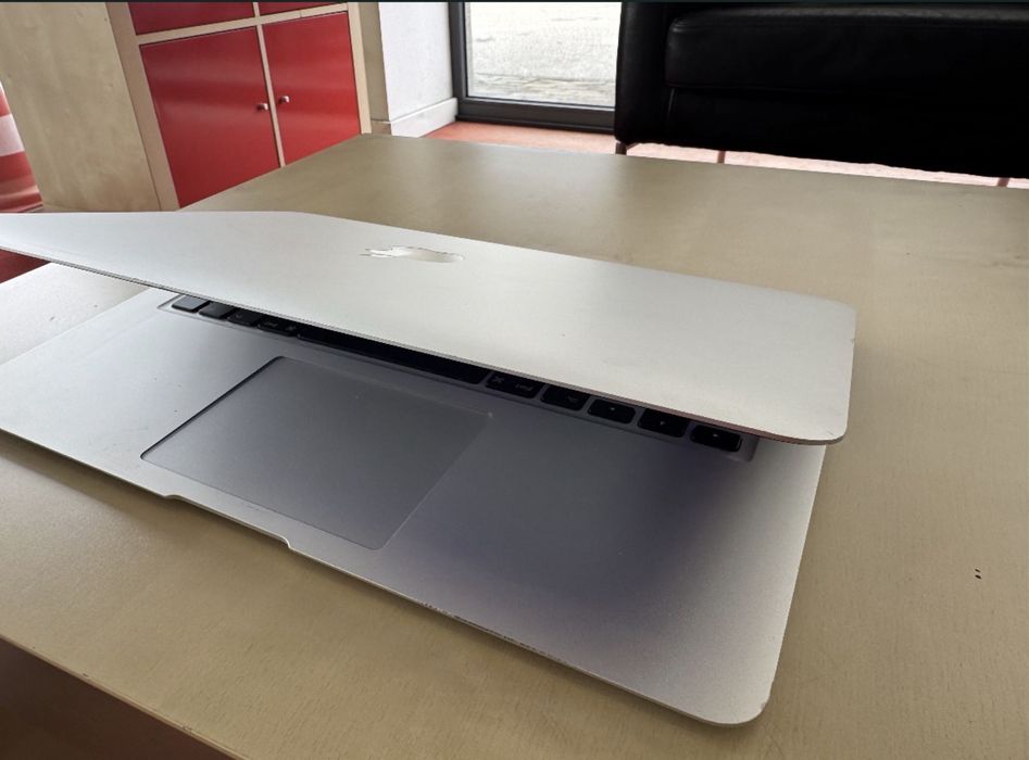 MacBook Air Early 2015  (8/128)