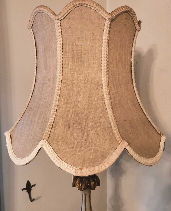 Candeeiro e Cadeira Antigos