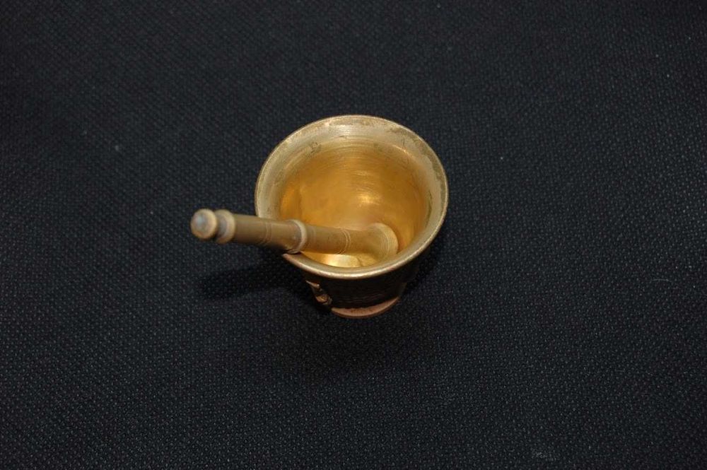 Almofariz vintage com pilão miniatura em bronze