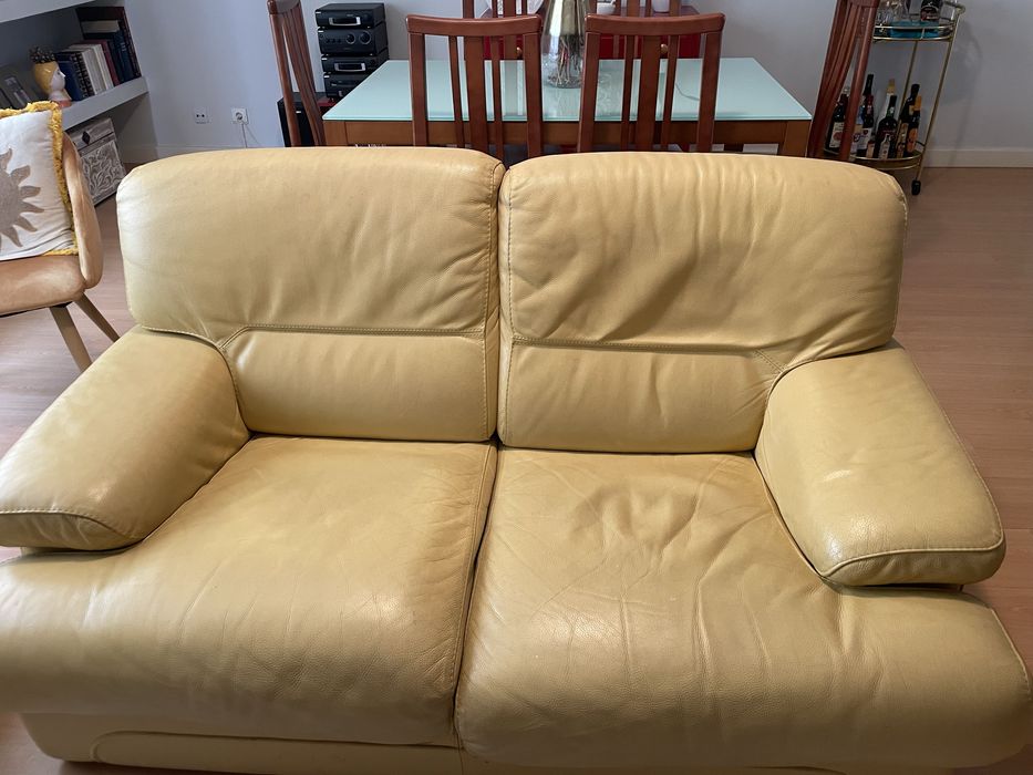 Sofás em pele de cor amarela