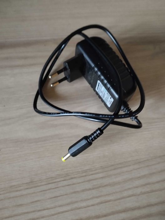 Блок питания  12в  1,5 а (для портативного двд ) и прочей  эл техники.