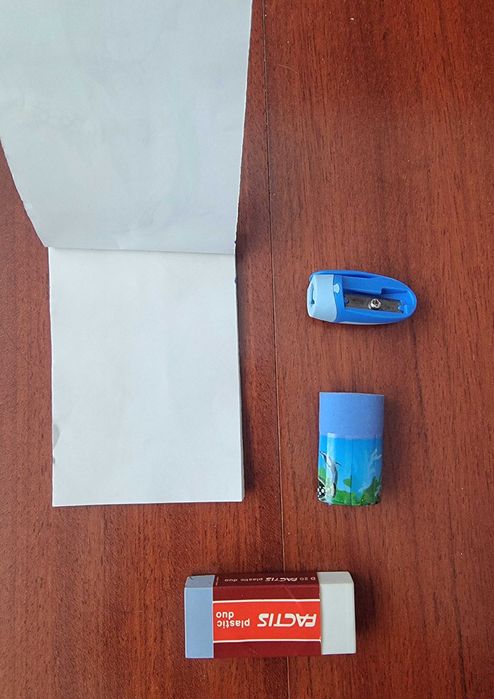Conjunto de material escolar em tons de azul