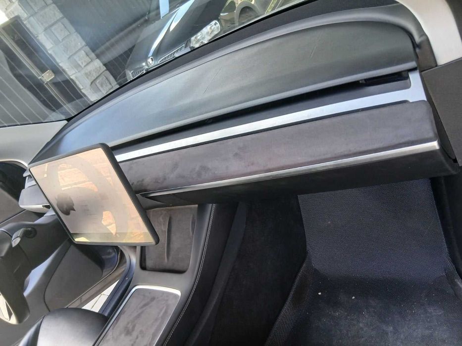 Накладка панелі Tesla model 3 і Y перетягнута під алькантару