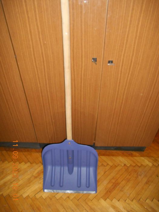 Лопата для уборки снега