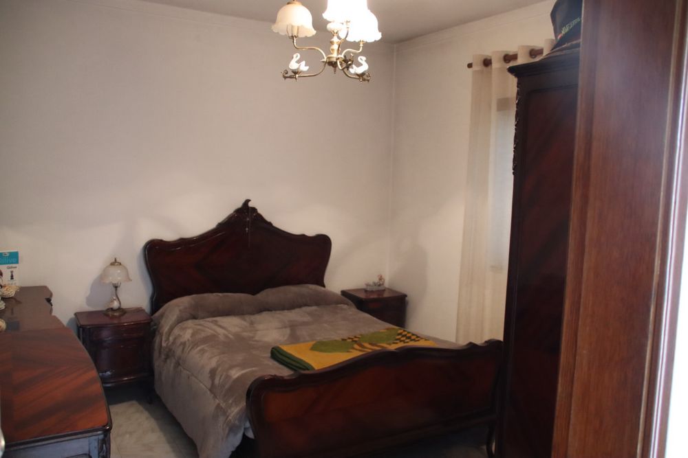 Terreno  com moradia T3 e com furo .