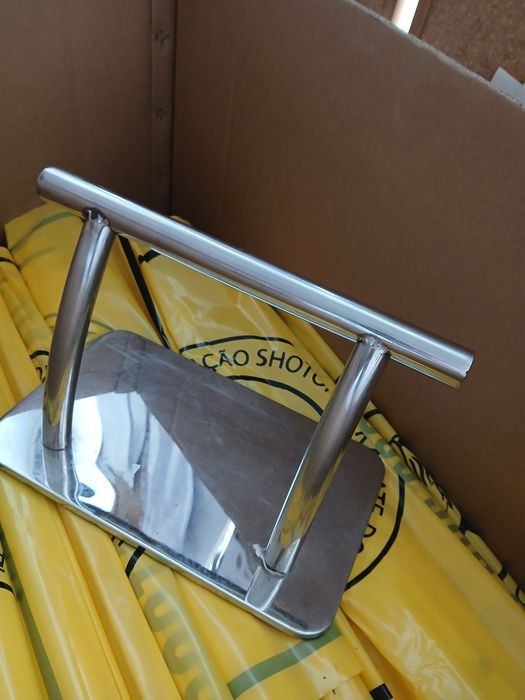 Manequim masculino,  Poisa pés, planta artificial,  estante madeira