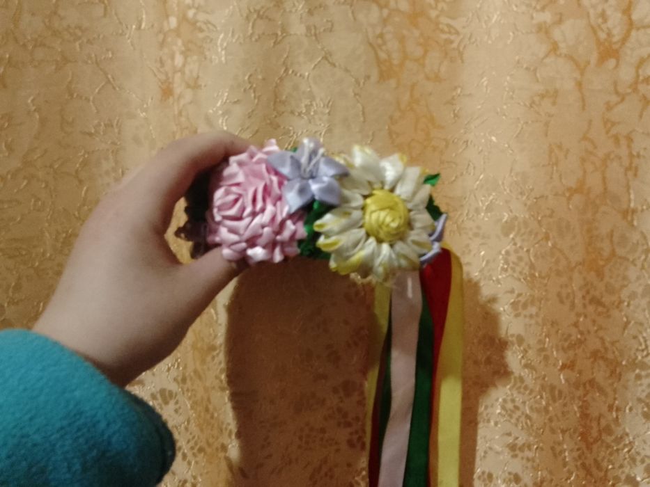 Віночок)) дуже багато квітів на ньому)