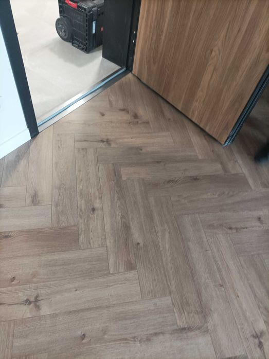 Montaż podłóg drewnianych paneli laminowanych i winylowych