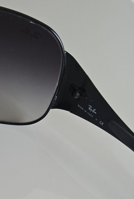 Óculos de sol Ray-Ban em ótimo estado.