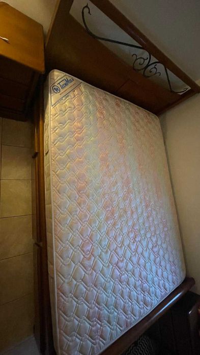 Conjunto Cama, Colchão e mesas de cabeceira