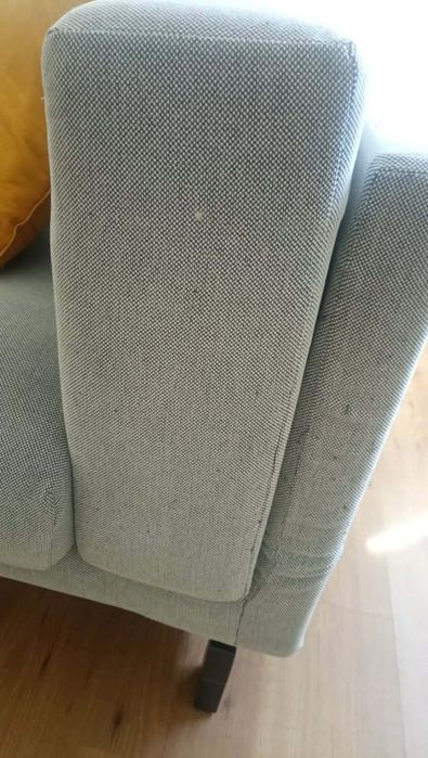 sofá cinzento de 3 lugares  modelo IKEA Nockeby.