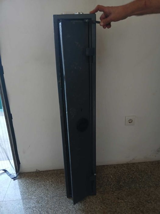 Armeiro / Cofre Vertical para Armas Longas e Caça – Em Metal Robusto