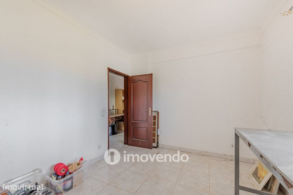 Moradia T4, com áreas amplas e jardim, em Faro