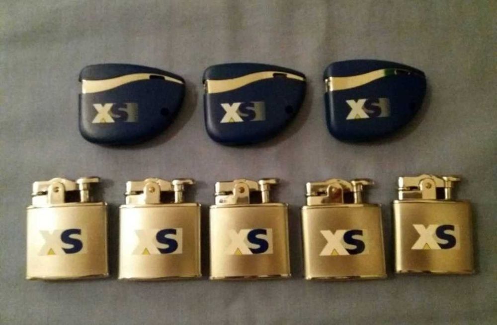 Conjunto de 26 isqueiros e 10 porta-isqueiros com publicidade
