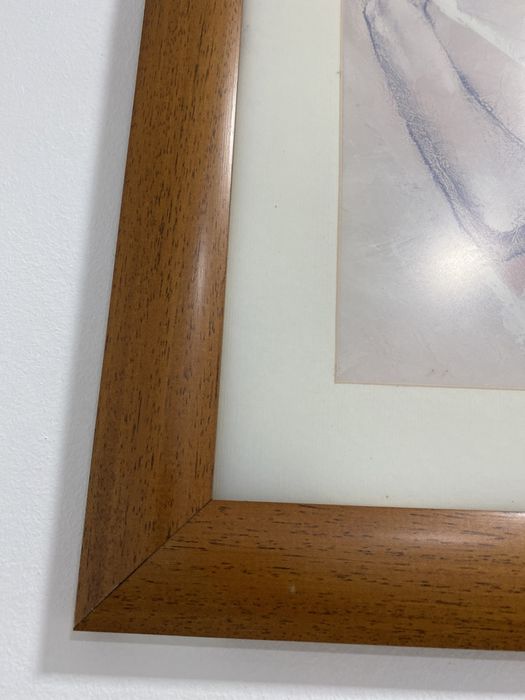 Quadro em muldura de madeira