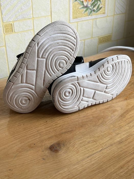 Кросівки та Хайтопи