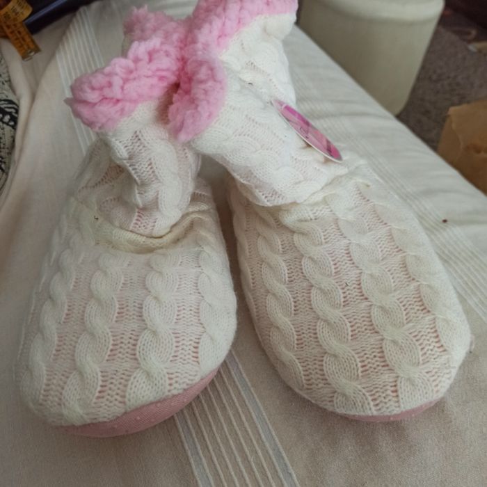 Pantufas brancas com pêlo rosa 35-38