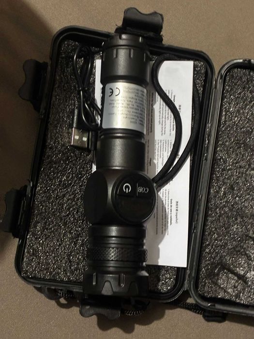 Lanterna Ultra LED tática recarregável por USB