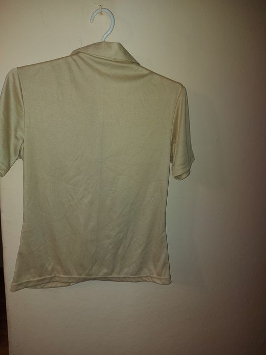 Beżowa bluzka sportowa.