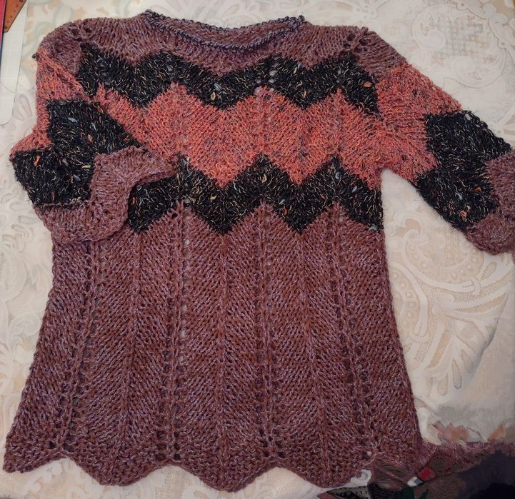 Sweterek damski ażurowy robiony na drutach