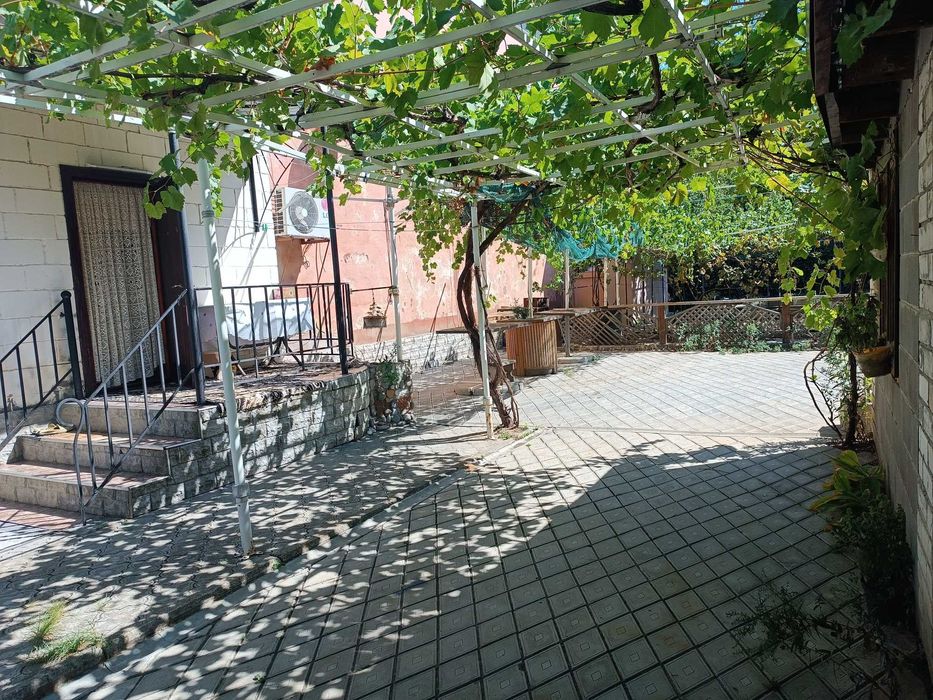 Квартира зі своїм двором та гаражем