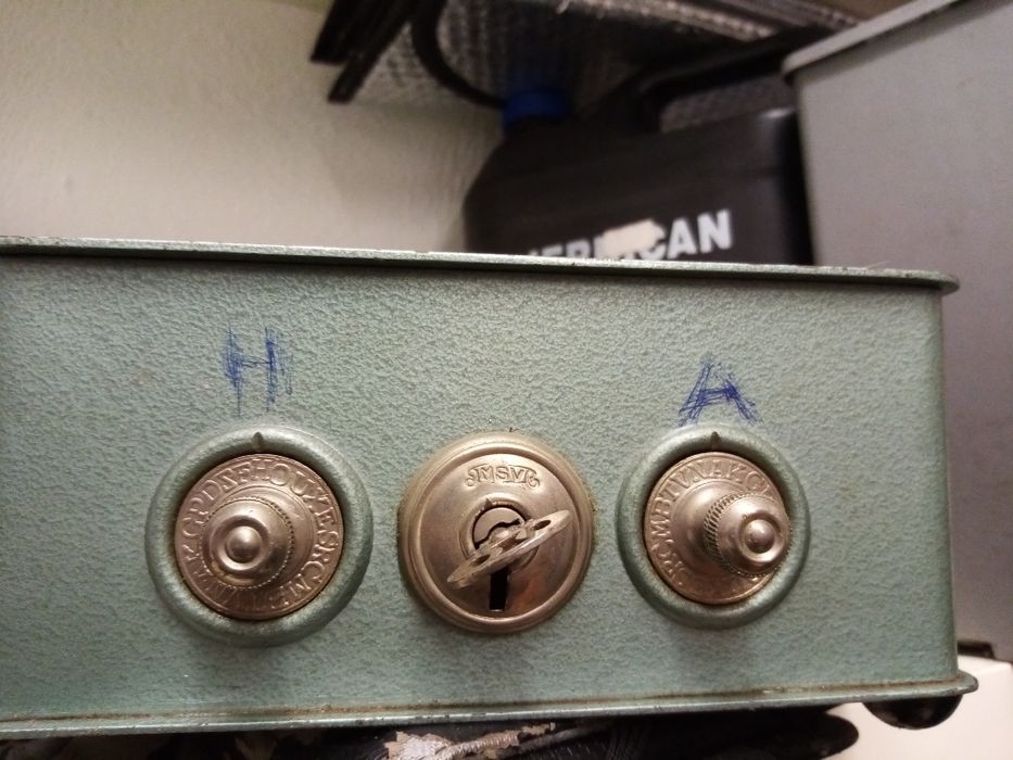 Cofre antigo, a funcionar, pesado, c/chave, ainda com tinta original