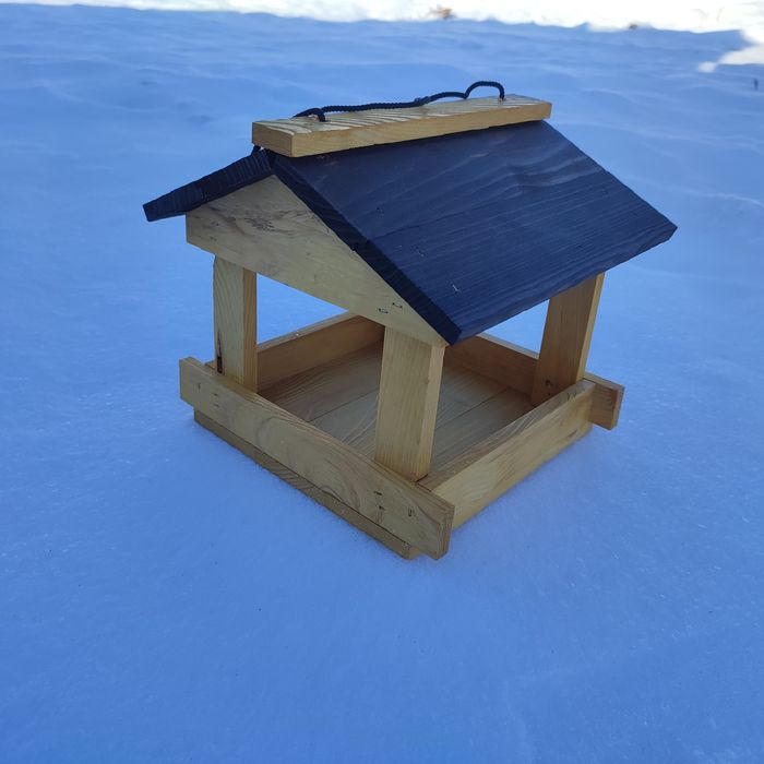 Годівничка для птахів.