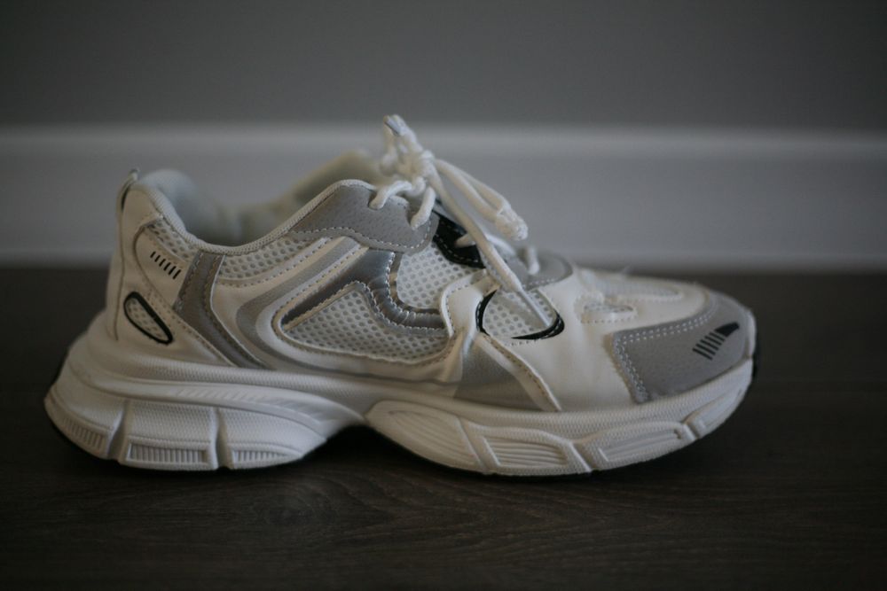 Кросівки білі з сітчатою вставкою