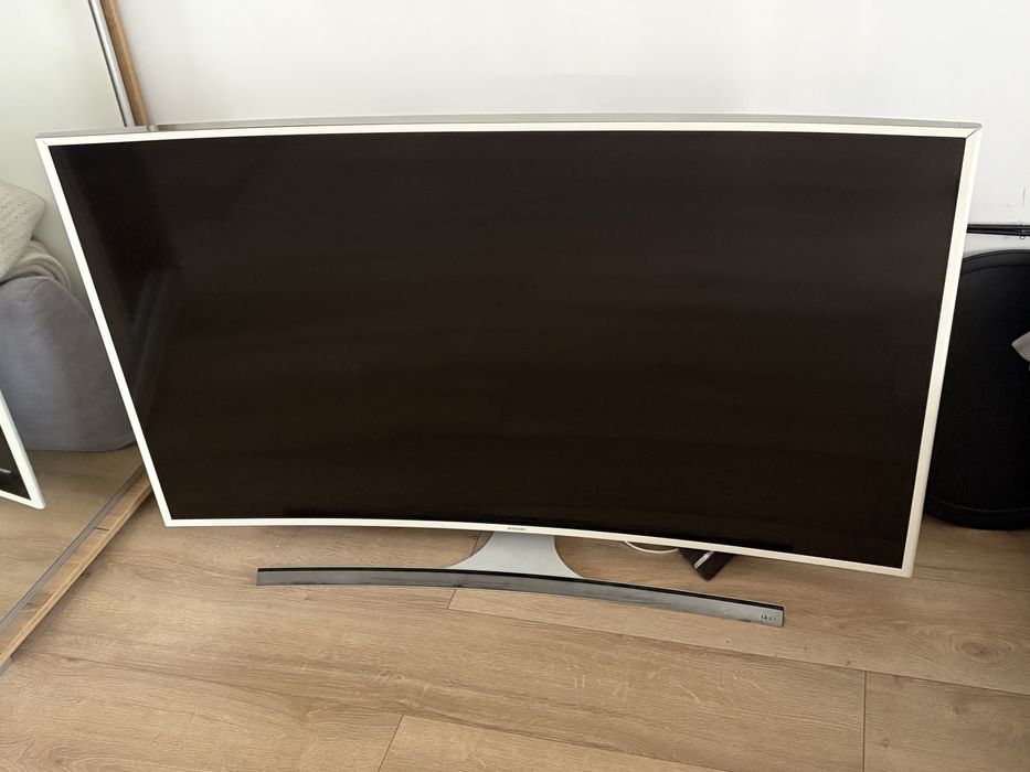 Telewizor Samsung 55” Curved 4K UHD – sprawny, piloty
