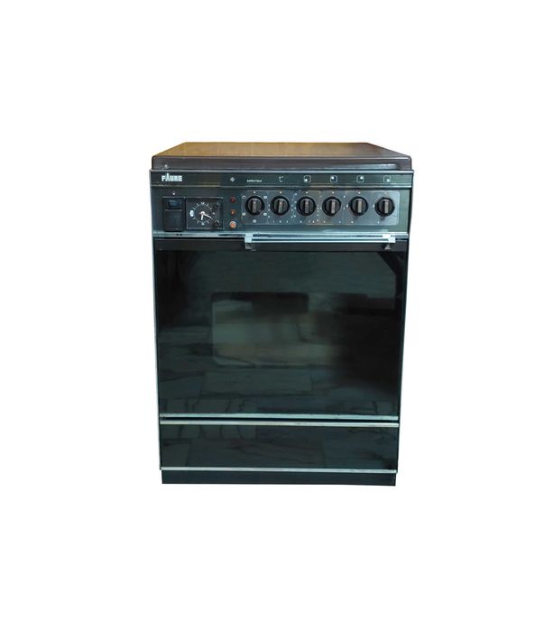 Recheio Móveis de Cozinha em Madeira, Lavatório Duplo em Pedra, Mesa com Quatro Cadeiras, Frigorífico e Fogão a Gás/Elétrico