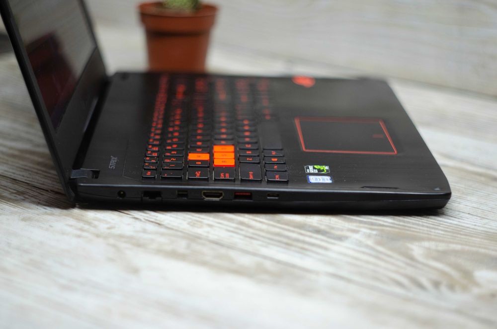 Ігровий ноутбук ASUS ROG Strix GL502VT / i7-6700HQ 3.5GHz / GTX 970M 3Gb / 8Gb / SSD + HDD / 15.6"