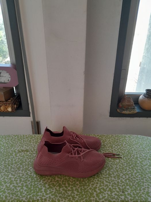 Vendo Sapatilhas de Senhora muito bonitas como novas